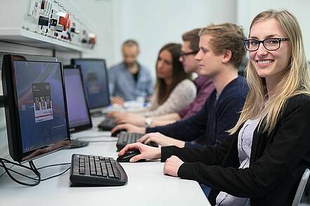 Foto: Studierende arbeiten am Computer im Labor der Rheinischen Hochschule Köln