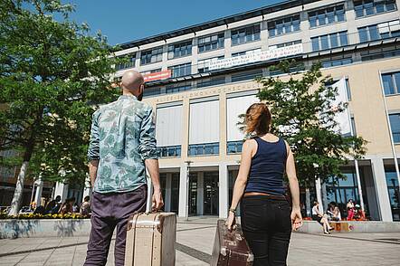 Foto: Studierende mit Koffer stehen vor dem Eingang der ASH Berlin