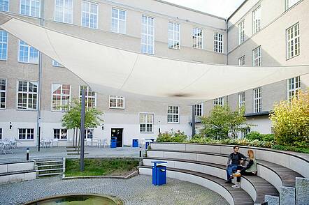 Foto: Blick auf den Innenhof am Campus Treskowallee 