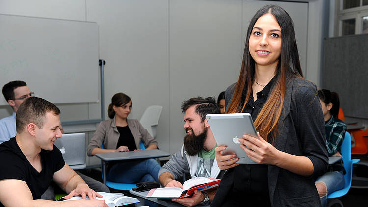 Studentin im Seminar (Foto: Hochschule Ravensburg-Weingarten)