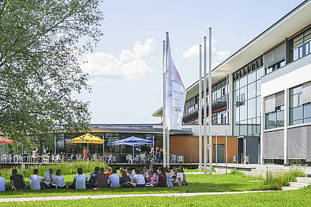 Foto: Studierende pausieren auf dem Campus der Hochschule Hof.