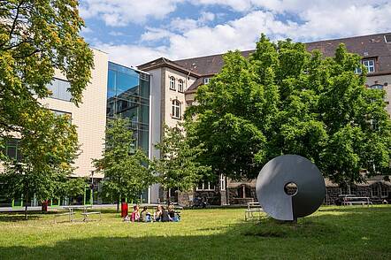 Foto: Studierende auf dem Campus der Hochschule Mannheim