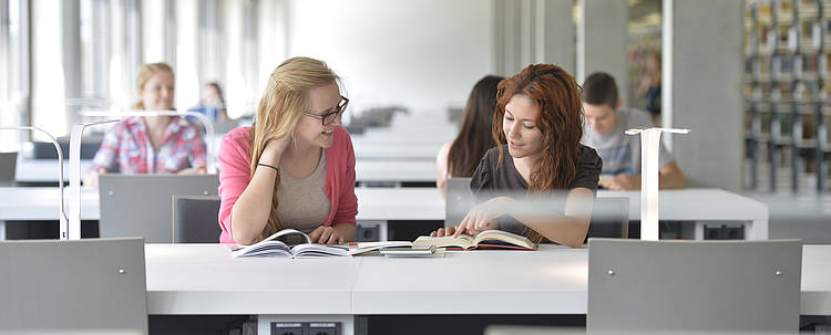 Studentinnen in der Bibliothek (Foto: Universität Bielefeld)