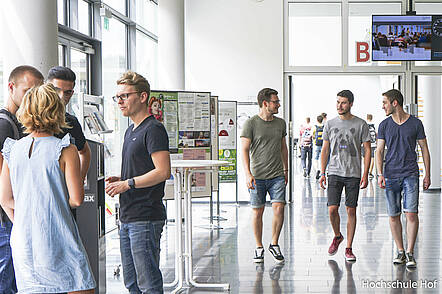 Foto: Studierende laufen durch das Gebäude der Hochschule Hof.