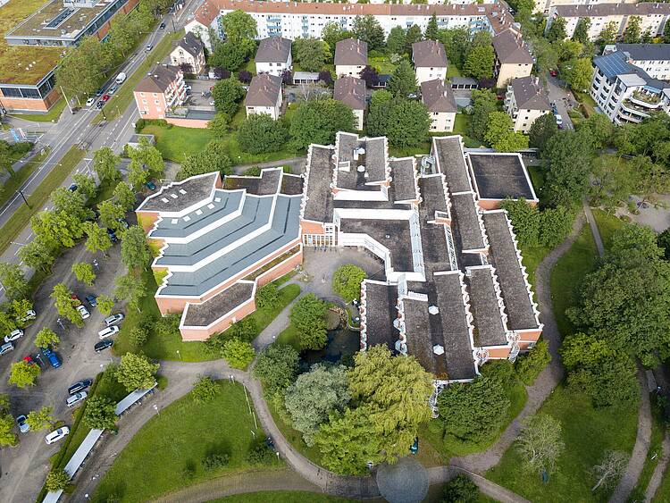 Foto: Luftbild des Hauptgebäudes der Hochschule für Musik Freiburg