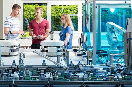 Foto: Studierende des Fachbereichs Maschinenbau und Mechatronik besprechen den Versuchsaufbau