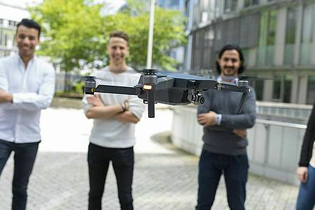 Foto: Studierende mit Drohne 
