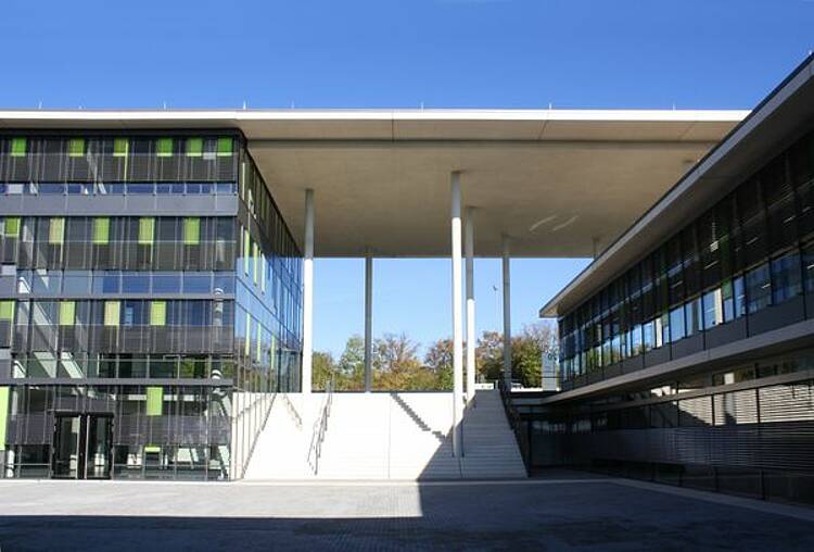 Foto: Blick auf das Gebäude mit Treppenaufgang der Technischen Hochschule Würzburg-Schweinfurt