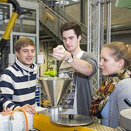 Laborversuch Kunststofftechnik (Foto: Ostbayerische Technische Hochschule Amberg-Weiden)