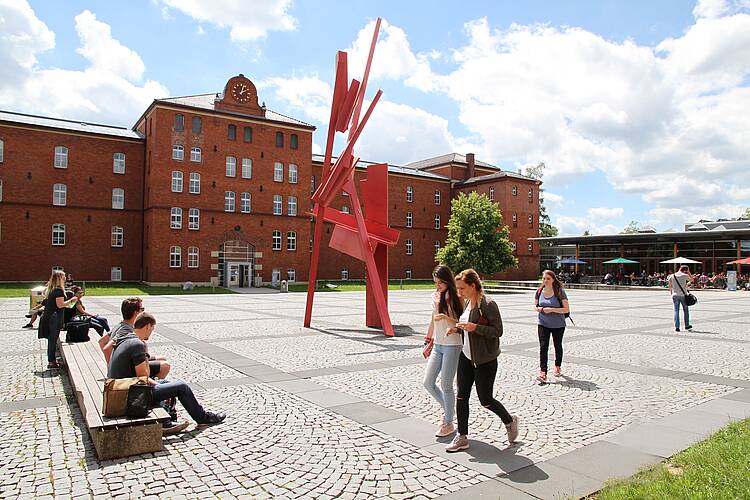 Foto: Studierende auf dem Campus der Hochschule Ansbach