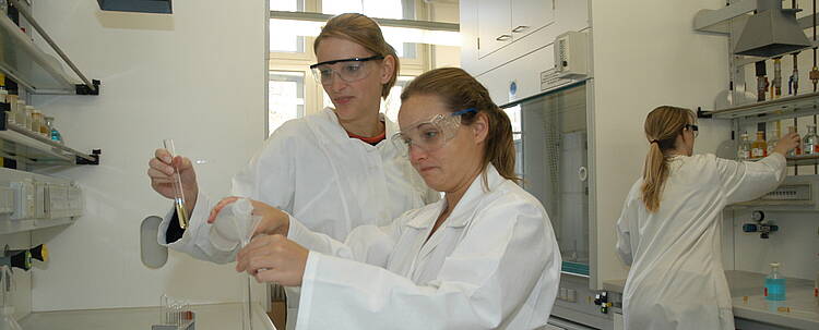 Studierende im Labor (Foto: Universität Hannover)