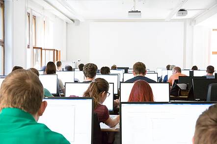 Foto: Studierende der Hochschule für Technik Stuttgart im Computerraum