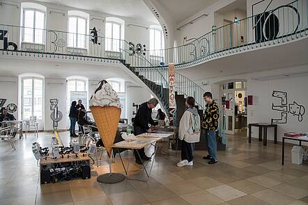 Foto: Studieninteressierte lassen sich am Infotag der HBKsaar im Foyer der Hochschule beraten