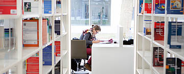 Studentin in der Bibliothek der Hochschule Hamm-Lippstadt (Foto: Hochschule Hamm-Lippstadt)