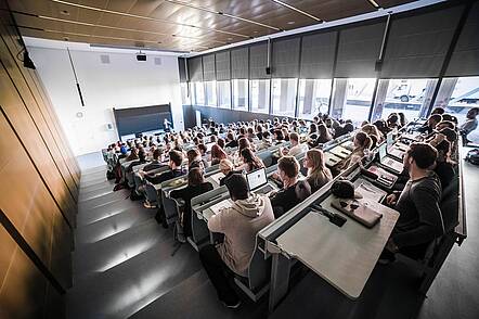 Foto: Studierende in einer Vorlesung im Hörsaal