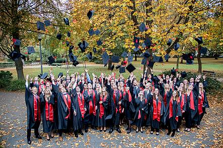 Absolventinnen und Absolventen der HFM (Foto: Hochschule für Finanzwirtschaft & Management (HFM)) Absolventinnen und Absolventen der HFM (Foto: Hochschule für Finanzwirtschaft & Management (HFM))