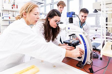 Laborarbeit an der Hochschule Jena (Foto: www.sebastian-reuter.de)