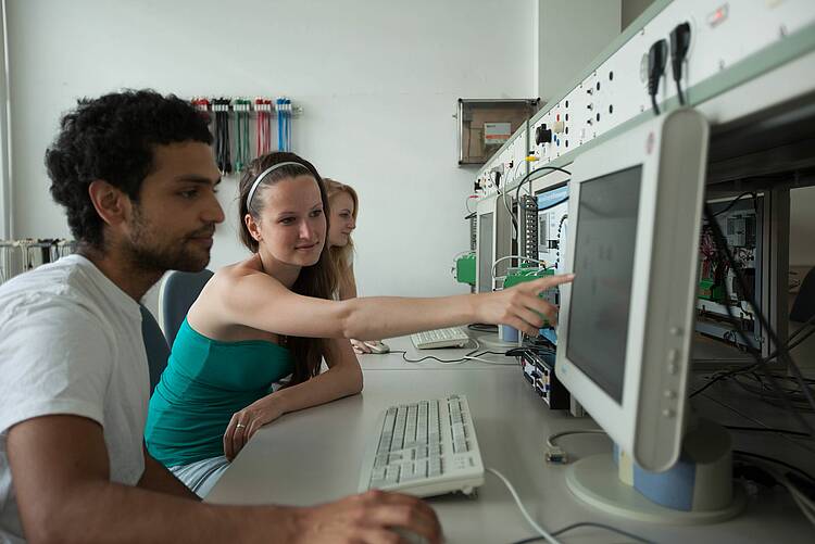 Foto: Studierende arbeiten vor dem Computer