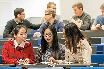 Foto: Studierende bei einer Vorlesung im Hörsaal der Dresden International University