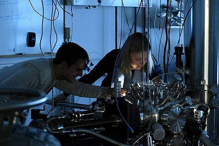 Foto: Studierende der Physik an der Freien Universität Berlin bereiten einen physikalischen Versuch vor.