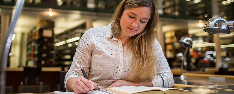 Eine Studentin lernt in der Bibliothek (Foto: Katholische Universität Eichstätt-Ingolstadt/Christan Klenk)