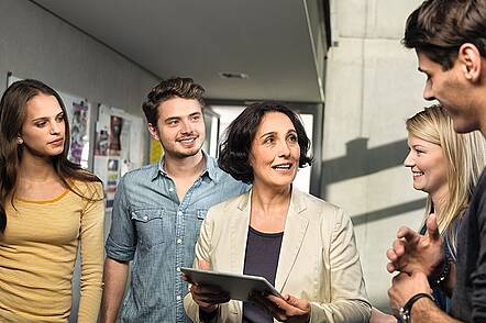 Foto: Lehrende und Studierende im Gespräch an der Dualen Hochschule Baden-Württemberg