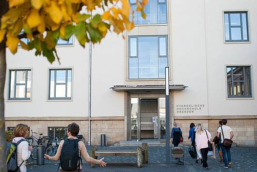 Foto: Blick auf das Hochschulgebäude der Evangelischen Hochschule Dresden 
