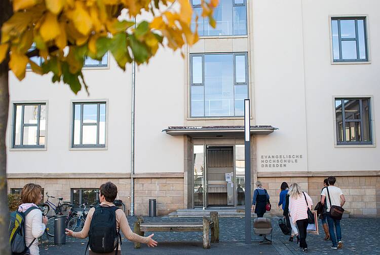 Foto: Blick auf das Hochschulgebäude der Evangelischen Hochschule Dresden 