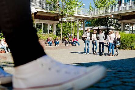 Auf dem Campus der Universität Vechta (Foto: Universität Vechta) Foto: Studierende auf dem Campus der Universität Vechta