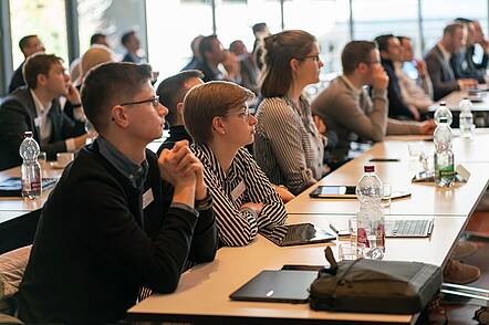 Foto: Studierende Hochschule für Finanzwirtschaft & Management.