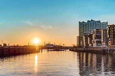 Blick von der KLU auf die Elbphilharmonie (Foto: Kühne Logistics University (KLU))