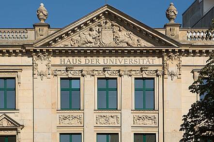 Foto: Blick auf das Eingangsportal der Universität Düsseldorf