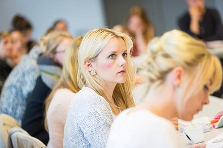 Foto: Studierende der MHB während einer Vorlesung