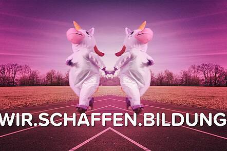 Foto: Slogan der Schwäbisch Gmünd PH mit zwei Einhörnern auf rosa Grund.