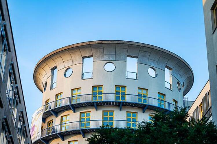 Foto: Turmansicht der Staatlichen Hochschule für Musik und Darstellende Kunst Stuttgart.
