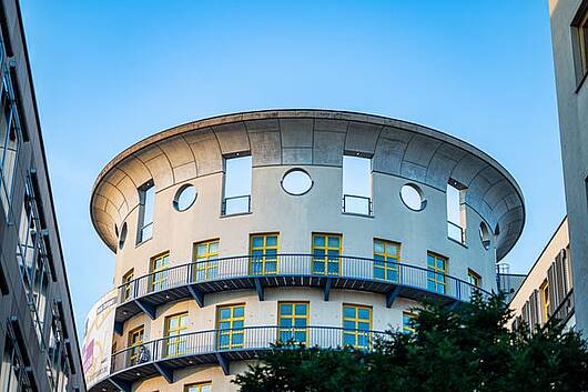 Foto: Turmansicht der Staatlichen Hochschule für Musik und Darstellende Kunst Stuttgart.