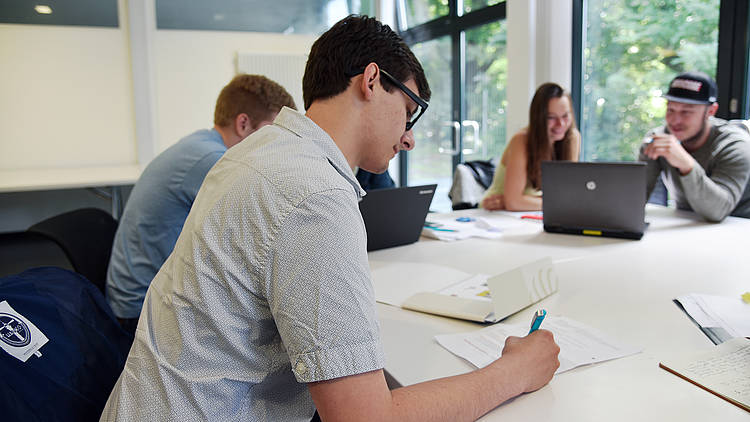 Selbststudium in einer Gruppe von Studierenden (Foto: Hochschule Ulm)