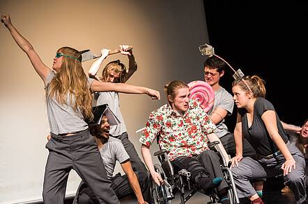 Foto: Studierende während einer Schauspielprobe 