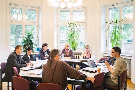 Seminar (Foto: Philosophisch-Theologische Hochschule Münster) Foto: Studierende diskutieren in einem Seminar