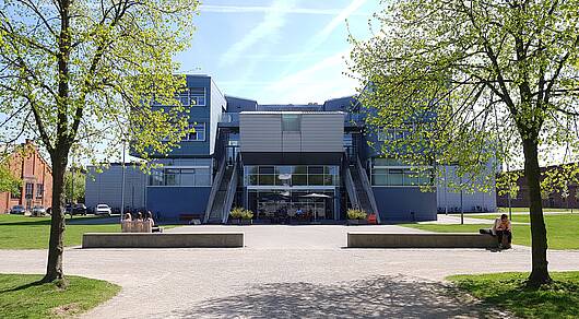 Foto: Frontale Gebäudeansicht der Kunstakademie Münster