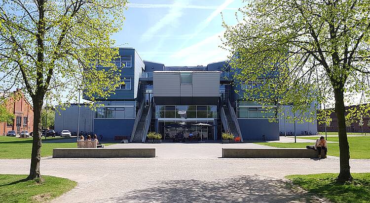 Foto: Frontale Gebäudeansicht der Kunstakademie Münster