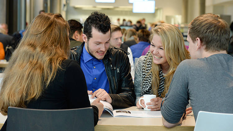 Studierende im Gespräch (Foto: FH Bielefeld)