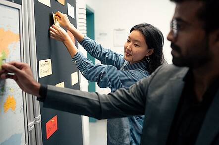 Foto: Studierende bei Gruppenarbeit,