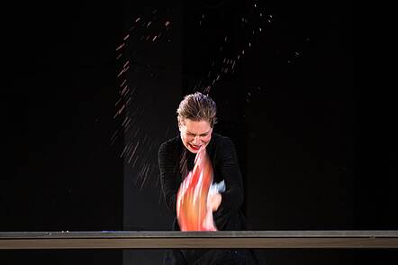 Foto: Eine Künstlerin zeigt eine Performance an der Universität der Künste Berlin