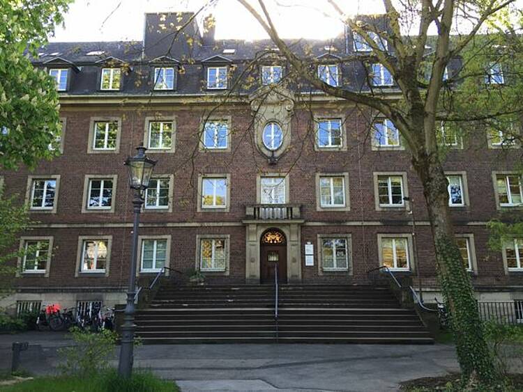 Foto: Außenansicht des Hauptgebäudes der Fliedner Fachhochschule Düsseldorf.