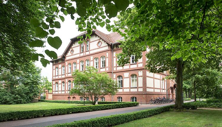 Foto: Blick von außen auf das Hochschulgebäude der MHB 