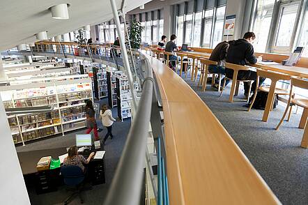 Foto: Blick in die Bibliothek der Hochschule Biberach
