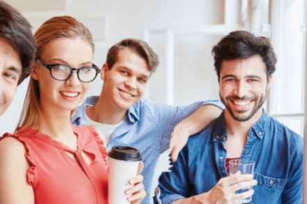 Foto: Eine Gruppe Menschen an der Hamburger Fernhochschule.