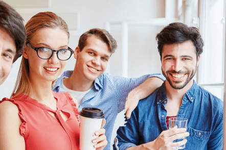 Foto: Eine Gruppe Menschen an der Hamburger Fernhochschule.