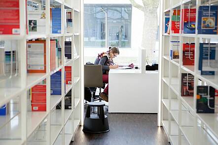 Studentin in der Bibliothek (Foto: Hochschule Hamm-Lippstadt)